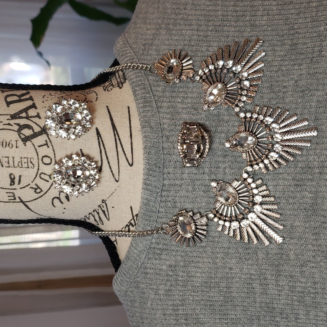 Gorgeous Sparkly Jewelry Set 25$